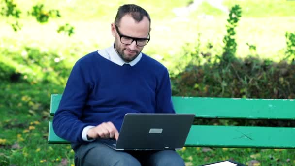 Zakenman afwerking werk op laptop — Stockvideo