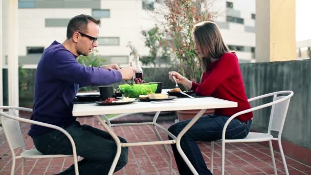 Couple eating lunch on terrace — Stock Video