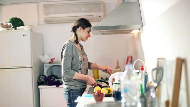 Pareja durante la cocina en la cocina — Vídeos de Stock