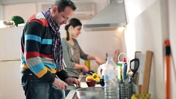Пара во время приготовления пищи на кухне — стоковое видео