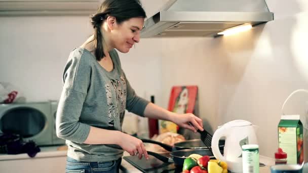 Gelukkige vrouw koken in de keuken — Stockvideo