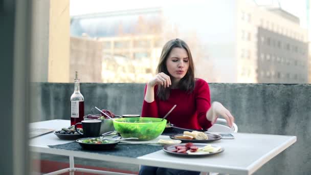 待っている彼女のボーイ フレンド遅く夕食の女性 — ストック動画