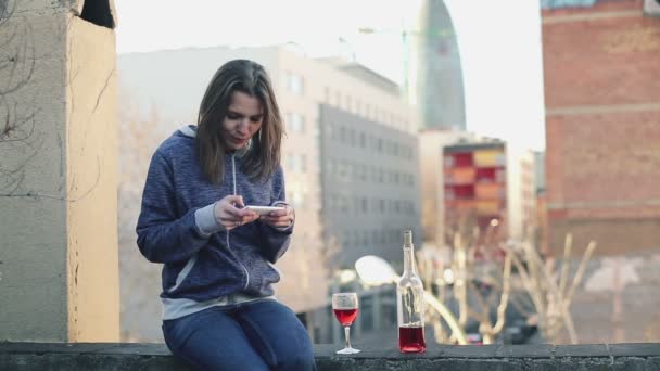 Vrouw drinken van wijn en het gebruik van smartphone — Stockvideo