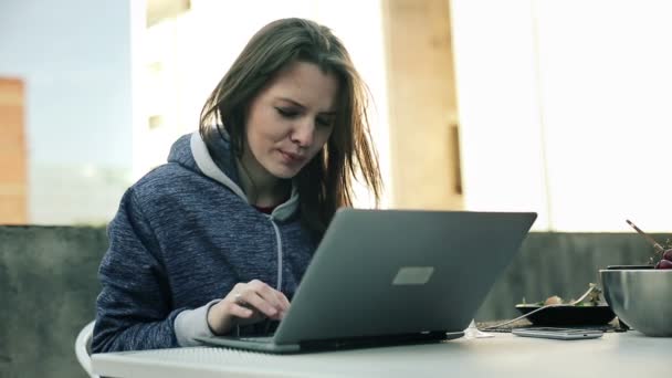 Vrouw die op laptop werkt en het drinken van wijn — Stockvideo