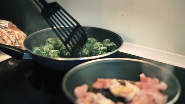 Freír espinacas en la sartén — Vídeo de stock