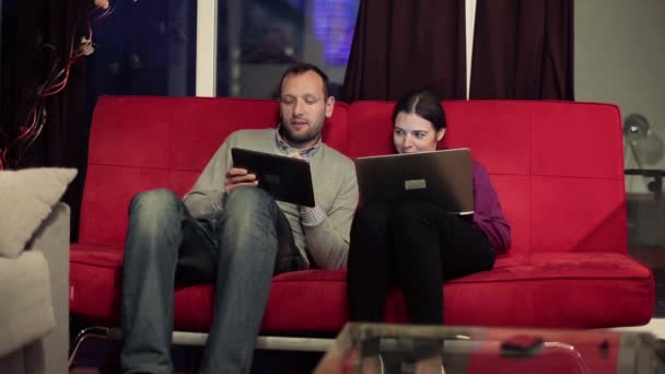 Couple avec ordinateur portable et tablette — Video