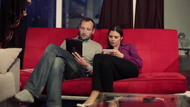 Paar mit Smartphone und Tablet-Computer — Stockvideo