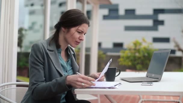 Zakenvrouw die met documenten werkt — Stockvideo