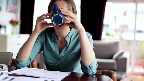 Hermosa mujer bebiendo café — Vídeos de Stock