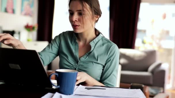 Affärskvinna efterarbeten på laptop — Stockvideo