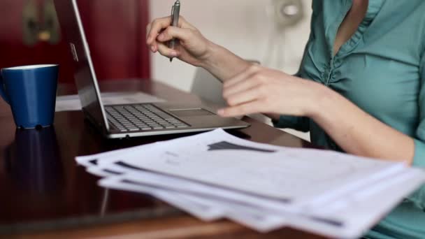 Empresaria que trabaja con documentos y laptop — Vídeo de stock