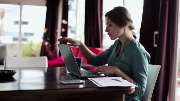 Businesswoman working on laptop in home — Stock Video