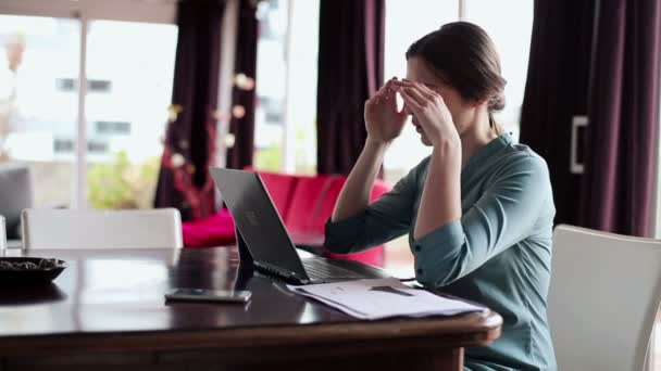 Sad businesswoman with documents and laptop — Stock Video