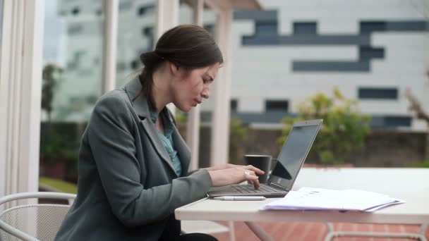 Zakenvrouw Werken op Laptop — Stockvideo