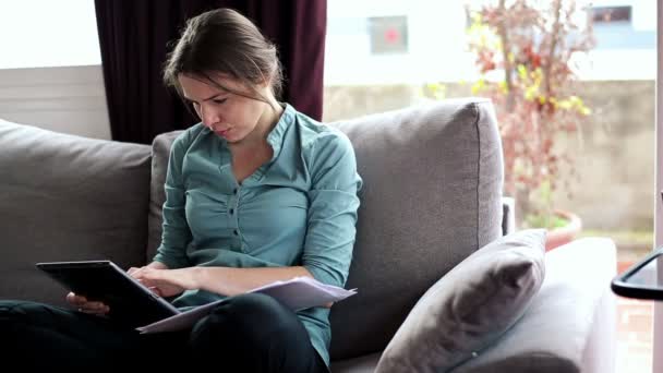 Pengusaha perempuan yang bekerja dengan komputer tablet dan dokumen — Stok Video