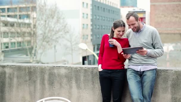 Couple avec tablette sur terrasse — Video