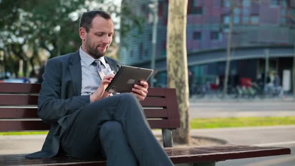 Affärsman Arbetar på Tablet Computer — Stockvideo