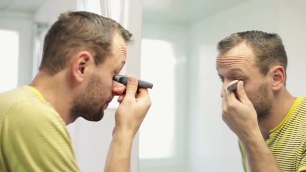 Homme appliquant un correcteur sur le visage — Video