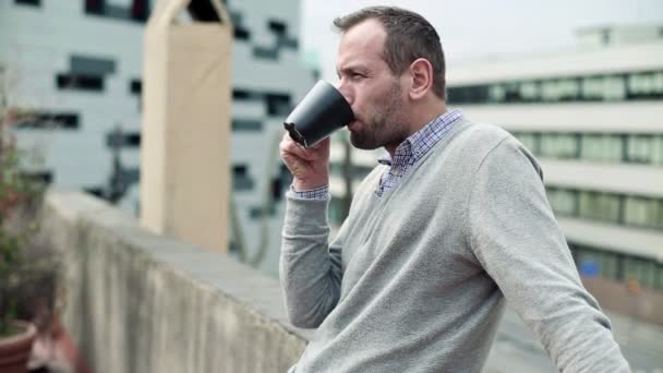 Uomo che beve tè sulla terrazza — Video Stock