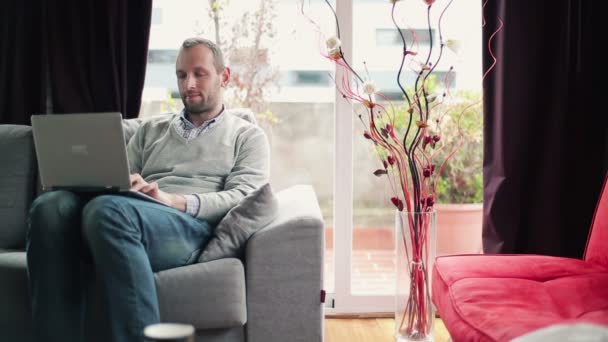 Man with laptop on sofa — Stock Video