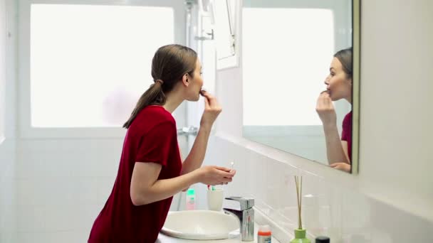 Mujer aplicando maquillaje en la cara con cepillo — Vídeos de Stock