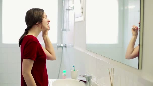 Женщина чистит зубы — стоковое видео