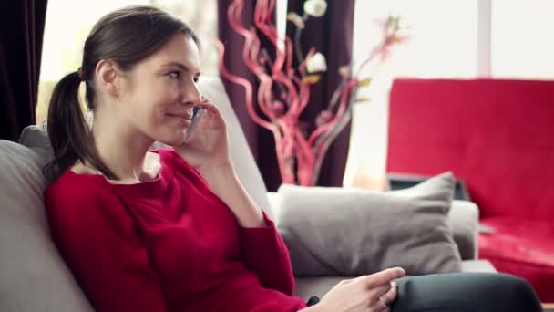 Vrouw in gesprek op mobiele telefoon — Stockvideo