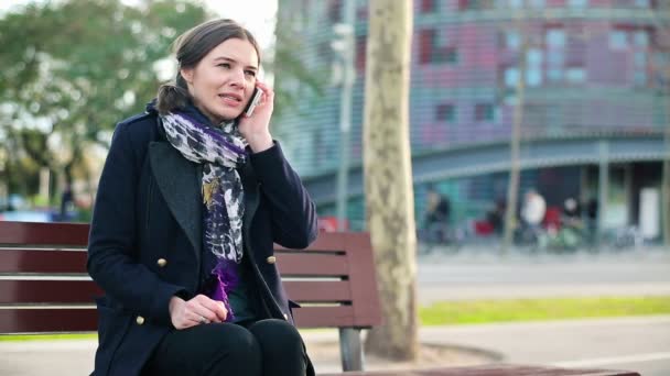 Mulher falando no celular — Vídeo de Stock