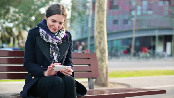 Frau nutzt Smartphone in der Stadt — Stockvideo