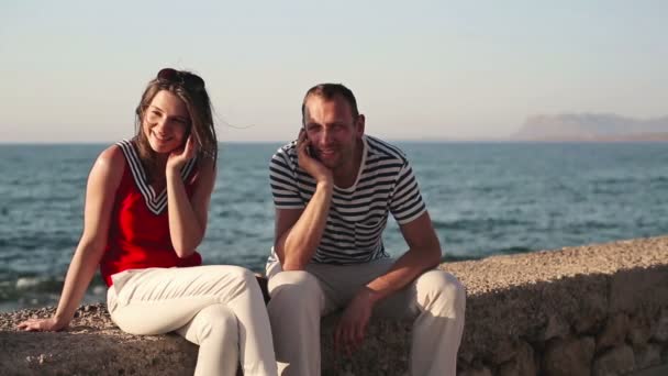 Casal falando no celular por mar — Vídeo de Stock