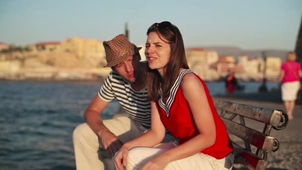 Jovem casal discutindo por mar — Vídeo de Stock