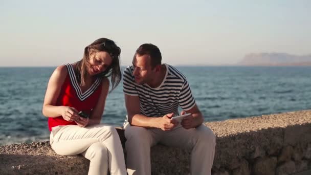 Couple avec smartphone par la mer — Video