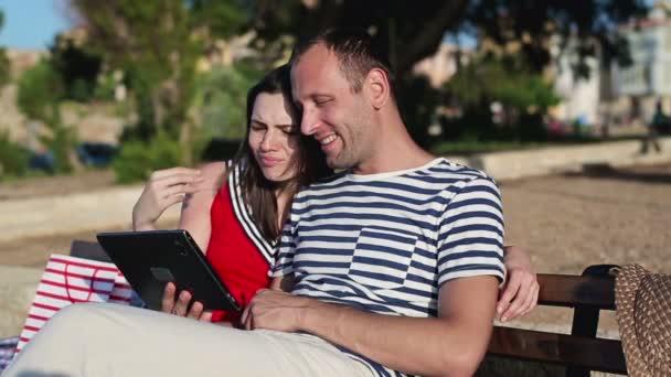 Pareja con tablet en el parque — Vídeo de stock