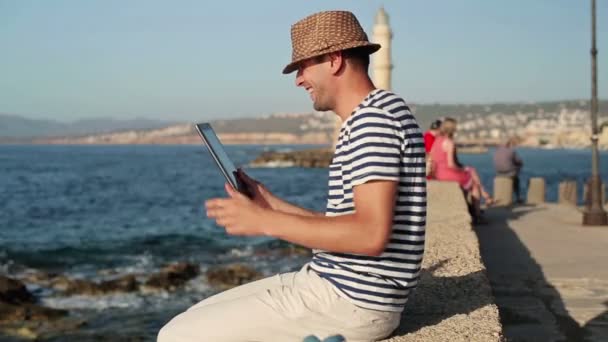 Hombre charlando en el ordenador tableta — Vídeo de stock