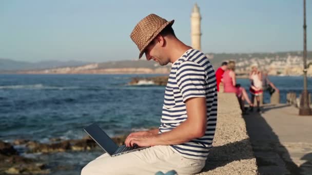 Mann arbeitet auf dem Seeweg an Laptop — Stockvideo