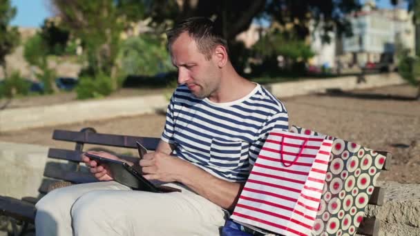 Homem fazendo compras online — Vídeo de Stock