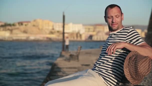 Mladý muž relaxační po moři — Stock video