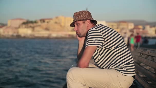 Triste hombre sentado junto al mar — Vídeos de Stock