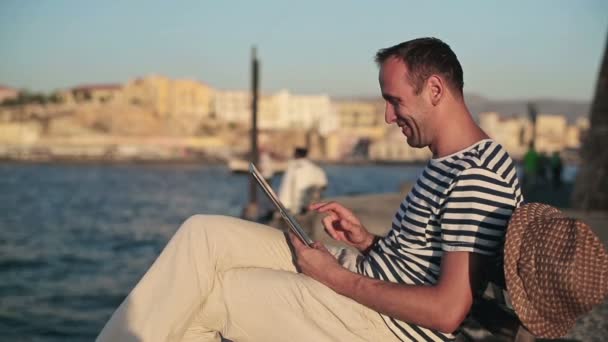 Hombre charlando en la tableta por mar — Vídeos de Stock