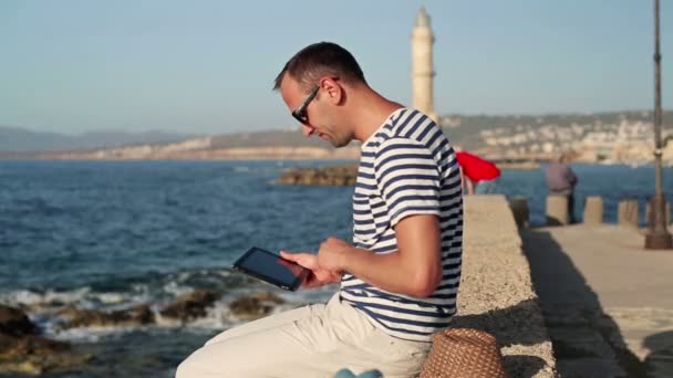 Homme avec tablette par la mer — Video