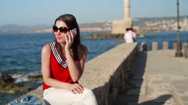 Mujer hablando por celular — Vídeo de stock