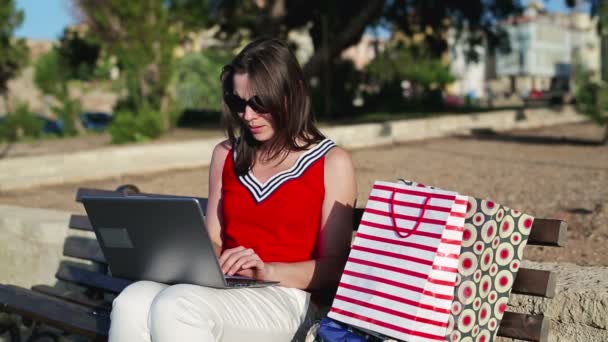 Vrouw werkt op laptop — Stockvideo