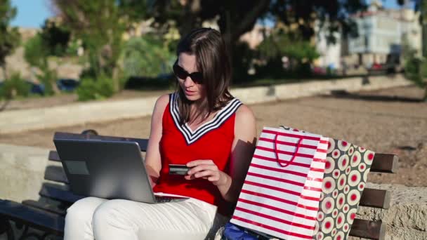 Mulher fazendo compras online — Vídeo de Stock