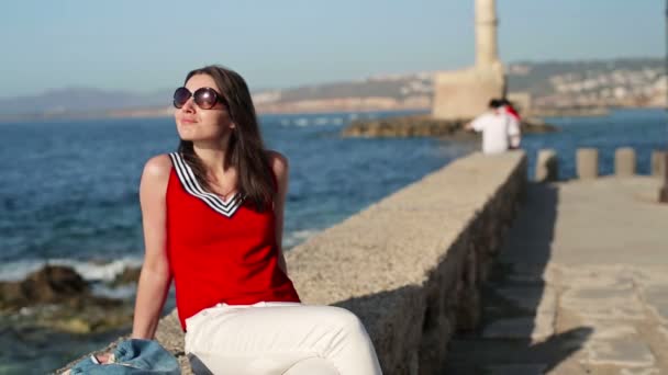 Mulher feliz relaxando pelo mar — Vídeo de Stock