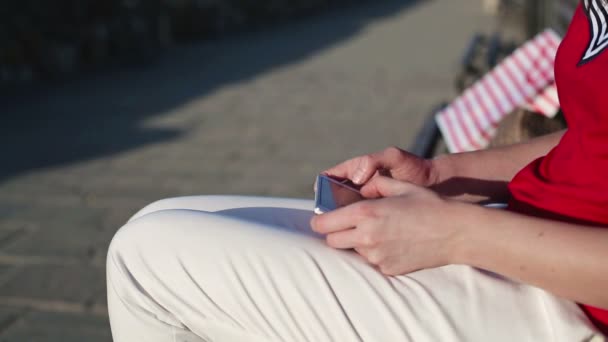 Mãos enviando mensagem no smartphone — Vídeo de Stock