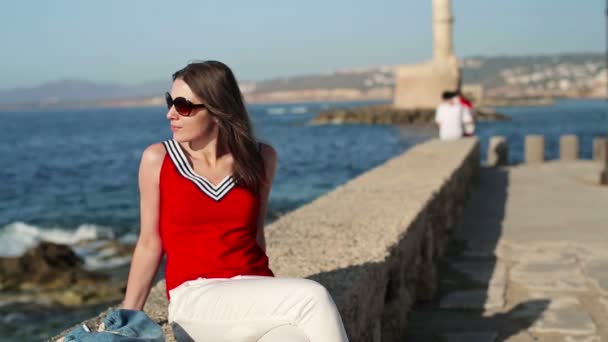 Mujer feliz relajándose por el mar — Vídeo de stock