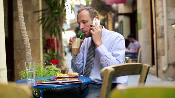 Empresário falando no celular — Vídeo de Stock