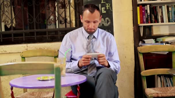 Homem de negócios com smartphone — Vídeo de Stock