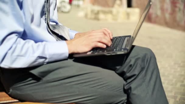 Geschäftsmann arbeitet am Laptop — Stockvideo