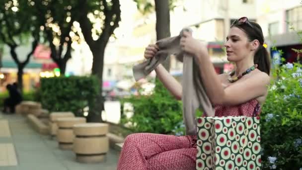 Wonan überprüft ihre Einkaufstasche — Stockvideo